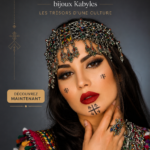 Des bijoux amazighs étincelants exposés sur un fond traditionnel.