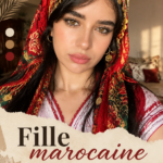 Jeune fille marocaine portant un vêtement traditionnel dans un cadre rural.