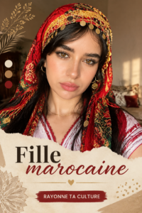 Jeune fille marocaine portant un vêtement traditionnel dans un cadre rural.