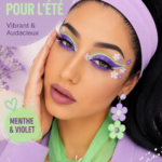 Un maquillage estival vibrant en menthe et violet sur un modèle souriant.