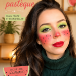 Maquillage inspiré par la pastèque avec des teintes vives et fruitées.