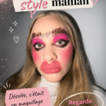 Maman et sa petite sœur discutent de son expérience scolaire ensemble.